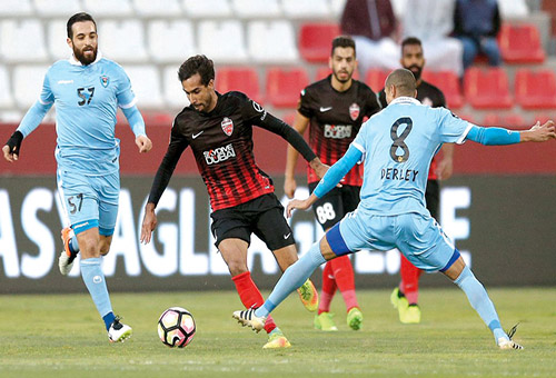 إدريس فتوحي يمدِّد مقامَه لموسِم آخر في الدوري الإماراتي‎