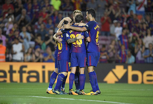 برشلونة يستعيد اتزانه بثنائية أمام بيتيس في بداية مسيرته بالدوري الإسباني