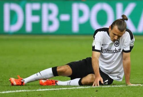 قائد آينتراخت فرانكفورت يغيب عن الملاعب لأجل غير مسمى