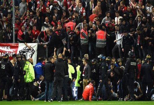 إلغاء مباراة بالدوري الفرنسي بعد إصابات بين الجماهير