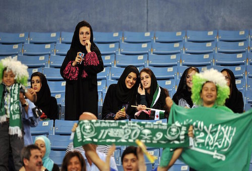 السماح للعائلات السعودية بحضور مباريات كرة القدم في الملاعب