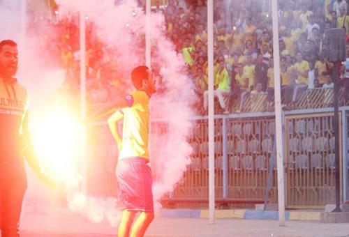 بالصور: جماهير الإسماعيلي تحرق قميص الأهلي وتدعم الوداد