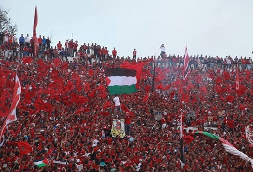 "القضيّة الفِلسطينية" تُظهر روح النّضال لدى "الإلتراس".. تاريخ من التضامن والتَكاتُف في الملاعِب المَغربية