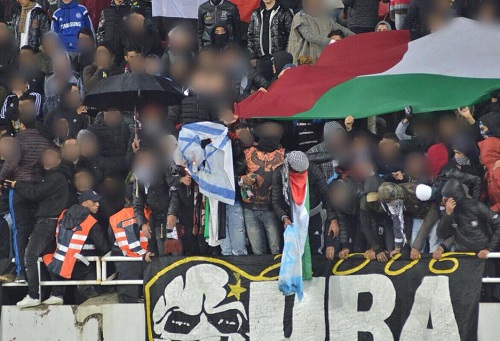 "الكُورفاتْشي" ترفع "OUT" في وُجوه "المُفسدين" وتحرق علم إسرائيل في مدرّجات "الأَمِير"