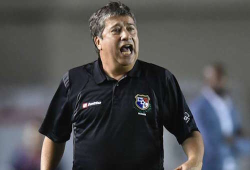 كولومبيا تحتفي بإنجاز مدرب منتخب بنما وسط احتجاجات نسائية