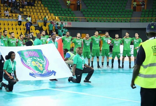 بأخطاء ساذجة.. مُنتخب اليد يَفشل في بُلوغ "المونديال" بعد هزِيمته أمام أنغولا في مباراة الترتيب