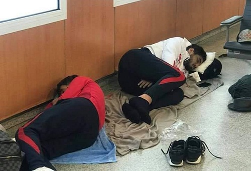 لاعبو بلوزداد يفترشون أرض مَطار محمد الخامس.. إعلامٌ جزائري يهوّل وفايسبوكيّون يَسخرون
