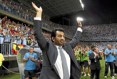 جماهير ملقا تهاجم رئيس الفريق القطري الشيخ آل ثاني وتطالبه بالرحيل من "أجل كرامته"