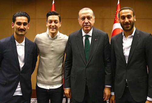 الرئيس الألماني يلتقي بلاعبي المنتخب التقطا صورا مع أردوغان