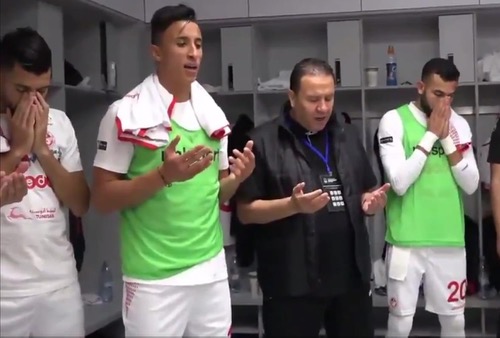 حملة ضد منتخب تُونس لقراءة لاعبيه الفاتحة قبل مباراة إنكلترا.. ومَعلول: هؤلاء يحتاجون للعلاج
