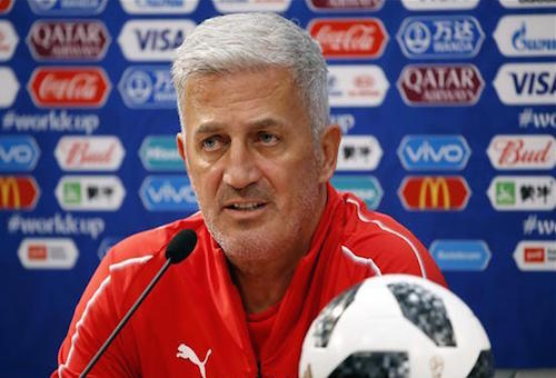 بيتكوفيتش يدافع عن ثلاثي المنتخب السويسري