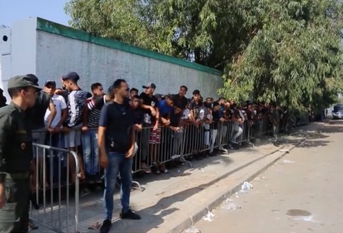 معاناة أنصار الرجاء تتواصل مع اقتناء التذاكر.. الأمن يلجأ للقوة أمام نقطة بيع وحيدة