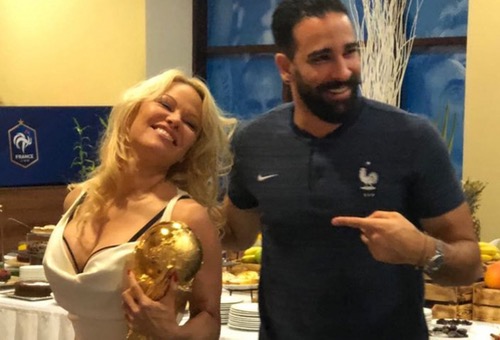 نجمة مجلة "البلاي بوي" الإباحية ترفض الزواج من عادل رامي لإهماله أطفاله !