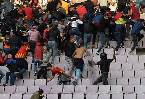 إصابة 51 شخصا وإيقاف 12 مشجعا في أحداث شغب مباراة الترجي وأغوستو برادس