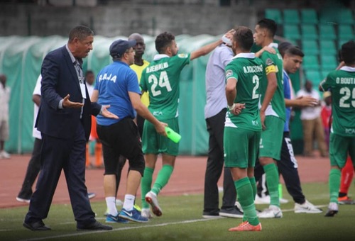 لاعبُو الرجاء استحمّوا بقنّينات الماء.. والسفري: استحْققنا الفَوْز!