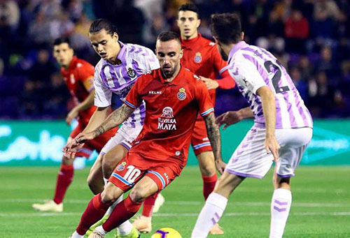 إسبانيول يفشل في انتزاع الصدارة من برشلونة