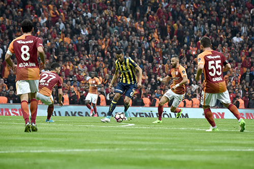 قمة الدوري التركي تنتهي بالتعادل 2-2