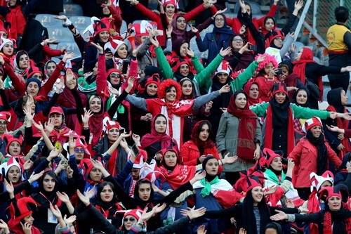 حضور النساء في مدرجات ملاعب كرة القدم .. حلم يتحقق في إيران