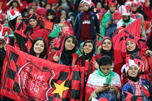 منتخب إيران النسوي يخوض مباراته الأولى في آزادي