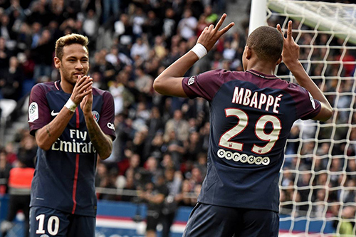 بيريز يستغل حفل الكرة الذهبية لخطف نجمي PSG