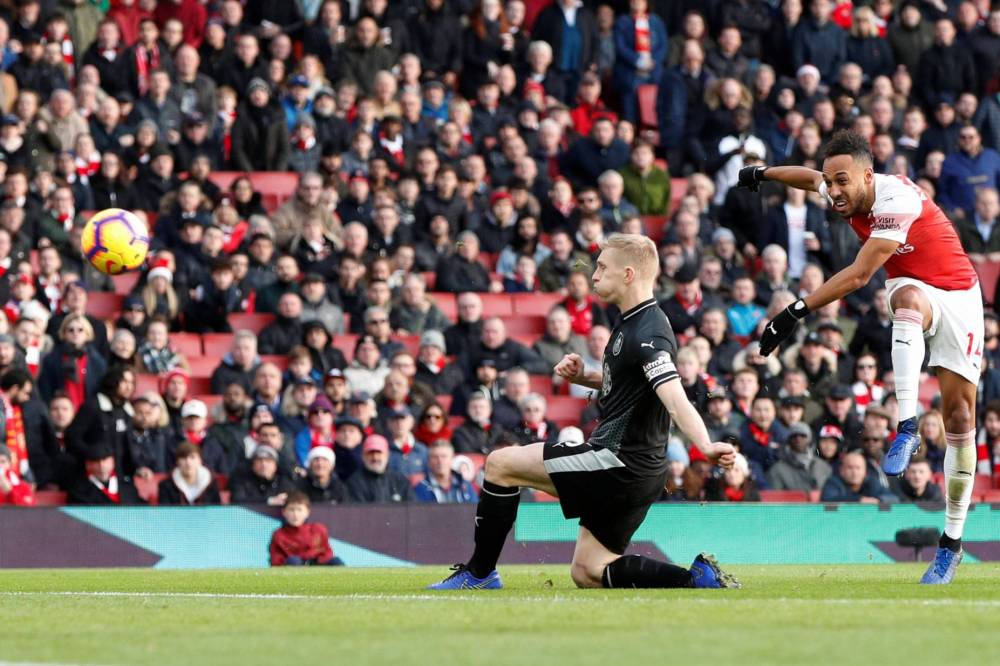 أوباميانغ يقود أرسنال للفوز على بيرنلي 3-1