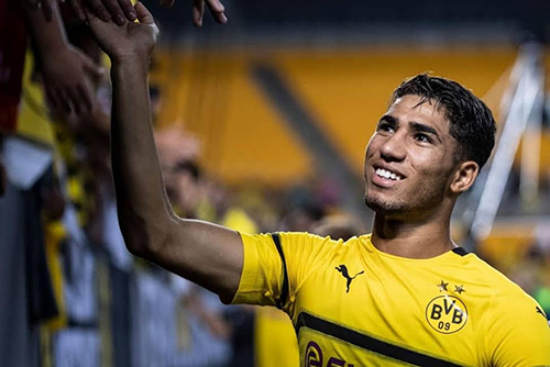 دورتموند يحتفي بحكيمي لحصوله على جائِزة جديدة