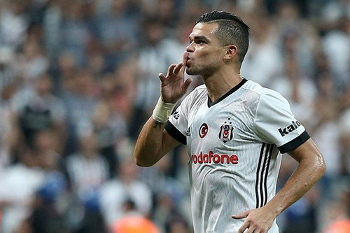 بيبي يدفع رواتب عاملي بشكتاش قبل فسخ عقده