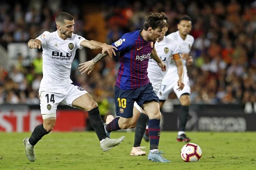 برشلونة يتعادل بصعوبة مع فالنسيا ويهدر نقطتين في صدارة الدوري الإسباني