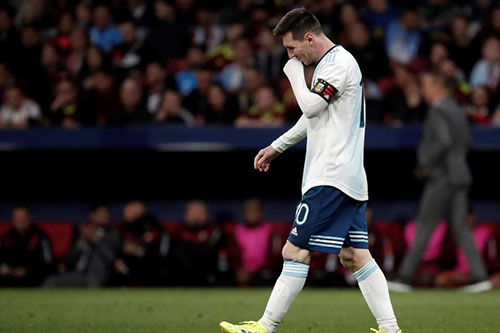 ميسي يغادر معسكر الأرجنتين باتجاه برشلونة