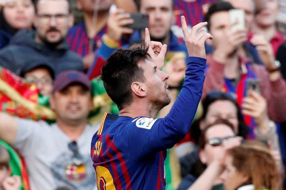 ميسي يقود برشلونة للفوز في ديربي كتالونيا ويقربه من حسم اللقب