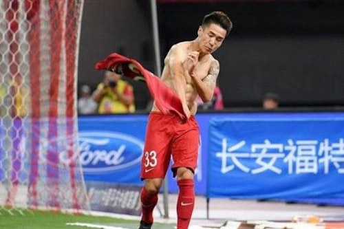 لاعب صيني يواجه الطرد بسبب "سلوك شرير"