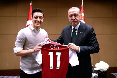 انتقادات لأوزيل بسبب دعوته أردوغان لزفافه