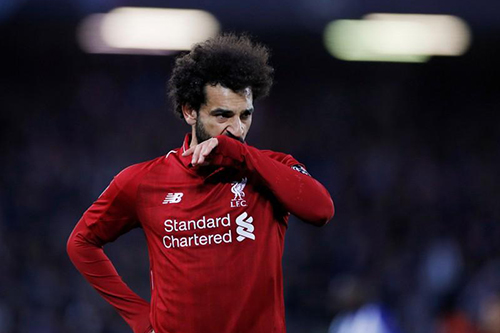 منع مشجعين لتشيلسي بسبب العنصرية ضد صلاح