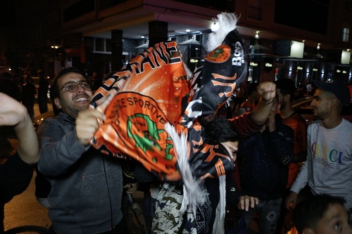 ساكِنة بركان تَحتفل بالفوز التاريخي على الزمالك بشوارع المدينة