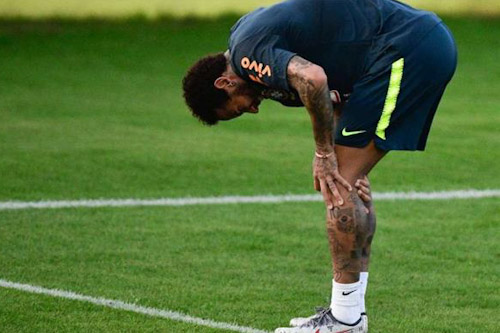 نيمار يغادر مران البرازيل بسبب آلام في الركبة