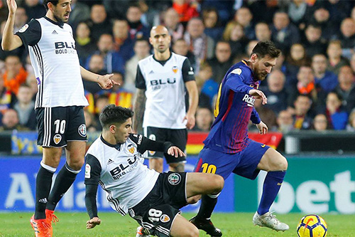 برشلونة وفالنسيا يتطلعان لرقم قياسي واحتفال بالمئوية في نهائي كأس الملك