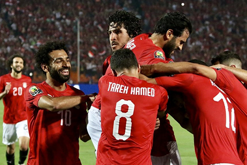 الفراعنة يتمسكون بالصدارة في مواجهة الحلم الأوغندي