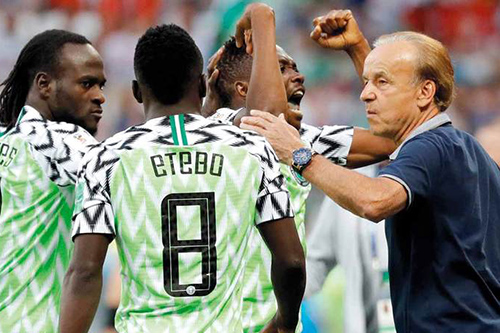 مدرب نيجيريا: الجمهور لن يقبل إلا بالفوز بكأس الأمم الإفريقية