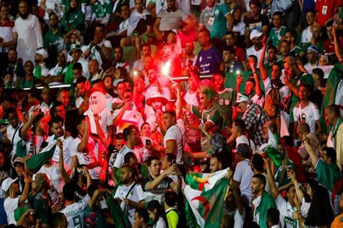 الكاف يعاقب المنتخب الجزائري بسبب الشماريخ