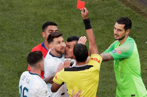 كونميبول يرد على التصريحات الغاضبة لميسي