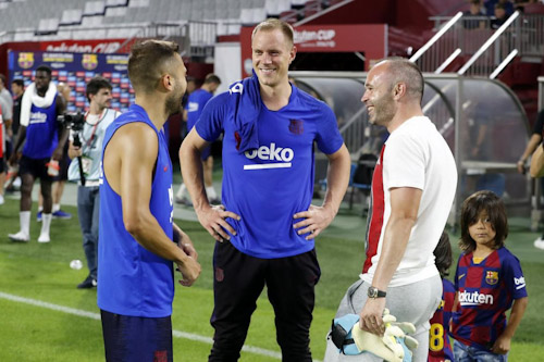 برشلونة يفوز على أصدقاء إنيستا بهدفبن لصفر