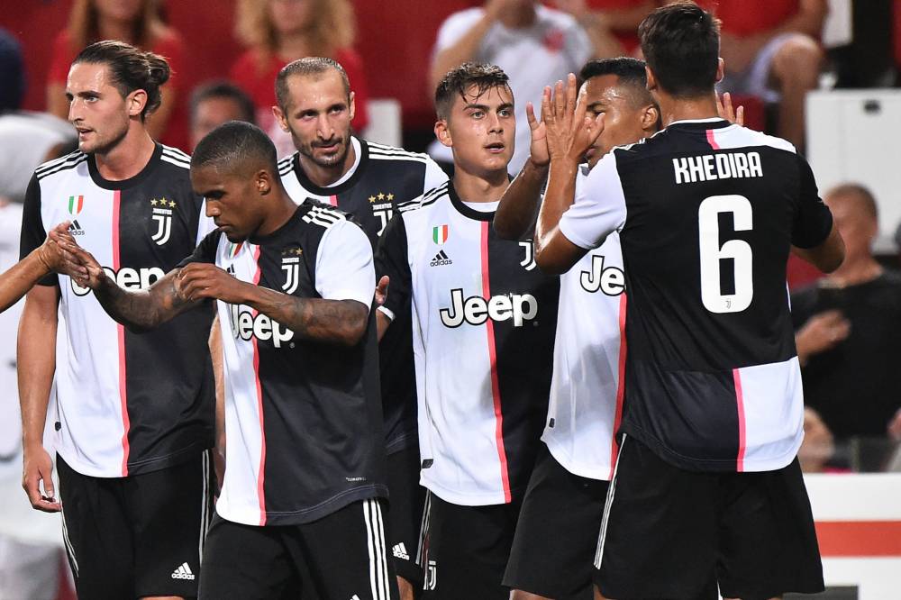 النيران الصديقة تهدي يوفنتوس فوزا صعبا على نابولي في الدوري الإيطالي