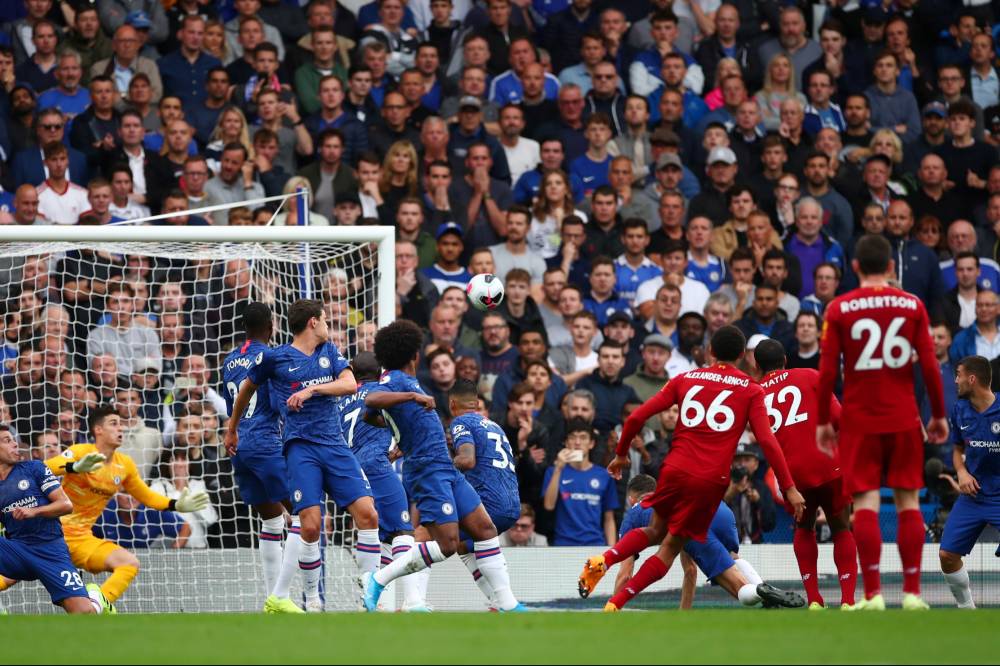 ليفربول يواصل انطلاقته المثالية ويعبر تشيلسي بثنائية بالدوري الإنجليزي