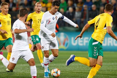 رونالدو يقود البرتغال لاكتساح ليتوانيا برباعية