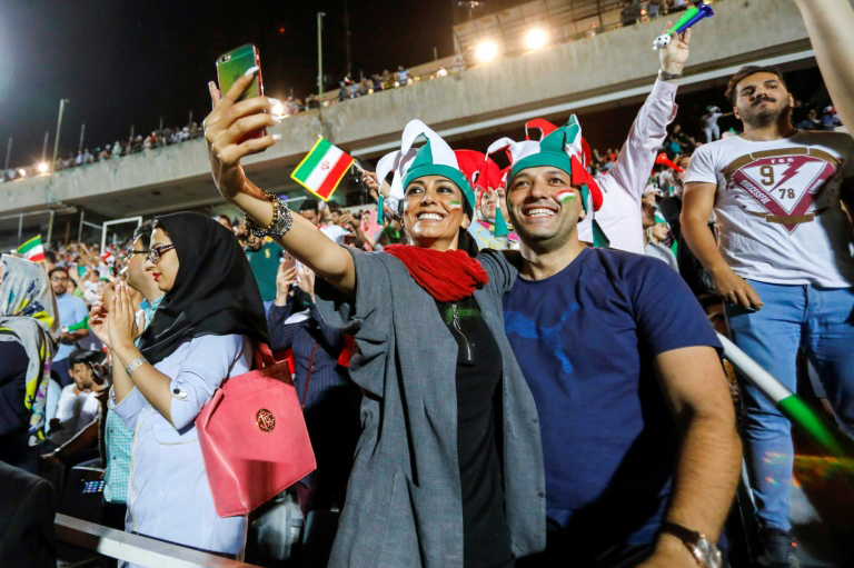 إيران تحقق في انتحار فتاة تشجع كرة القدم