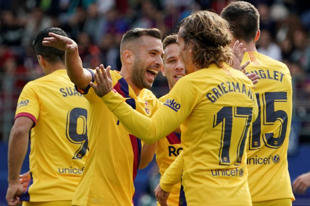 برشلونة يعتلي صدارة الدوري الإسباني بثلاثية في شباك إيبار