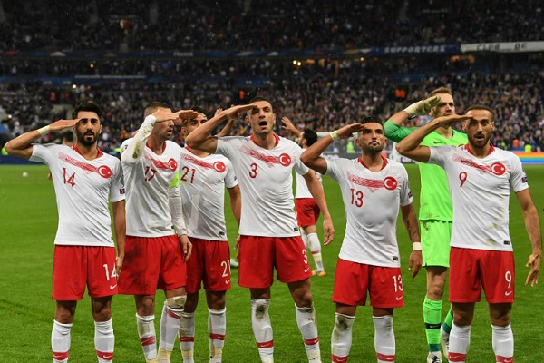 لاعبو تركيا يثيرون الجدل مجددا بتحية عسكرية خلال مباراة فرنسا