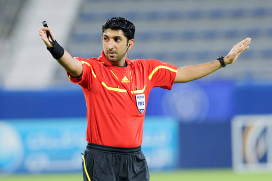 الإماراتي محمد عبد الله حكمًا لديربي الرجاء والوداد