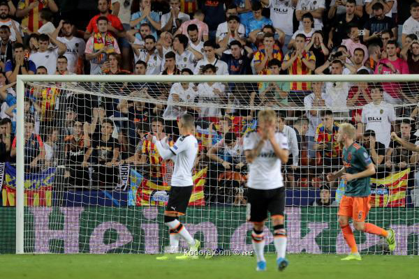 "يويفا" يفتح تحقيقا حول كل من أياكس وليفربول ودورتموند