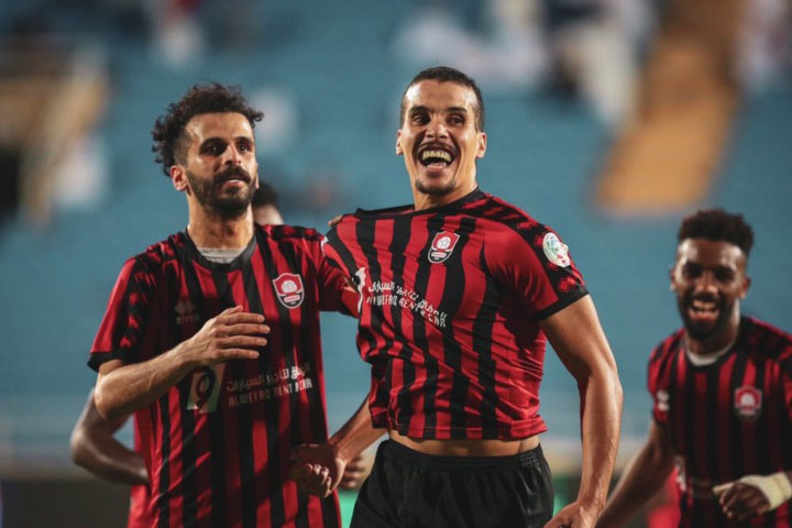 جمهور الرائد يُكافئ جلال الداودي على تألّقه في الدوري السعودي